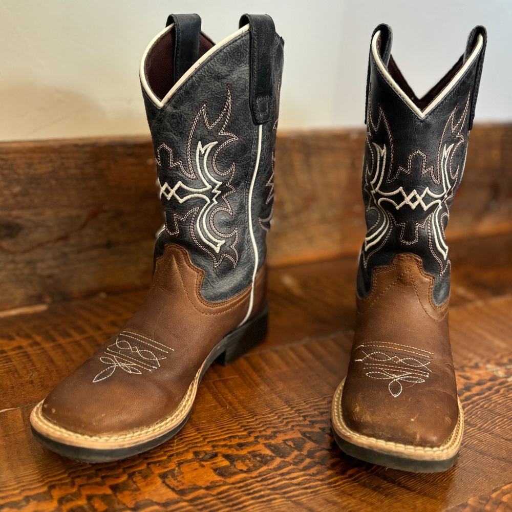 Kids Cowboy Legend Boots. Little kids Size 12.
